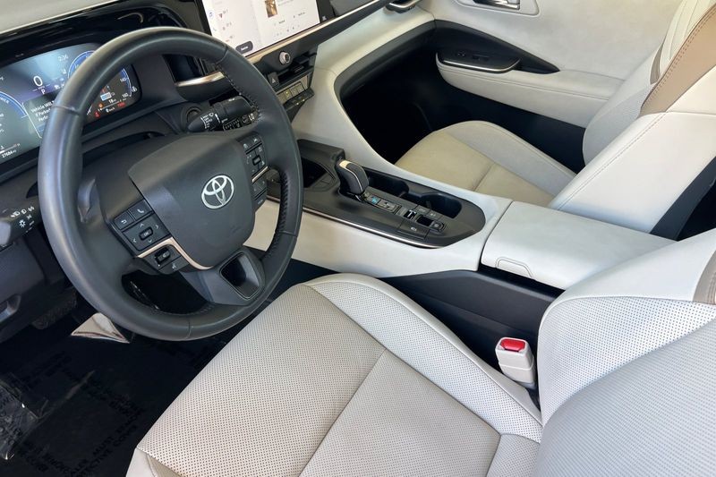 Toyota Crown Vehicle Full-screen Gallery Image 10
