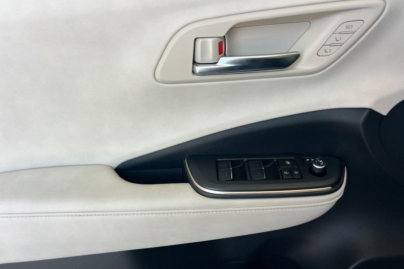 Toyota Crown Vehicle Full-screen Gallery Image 11
