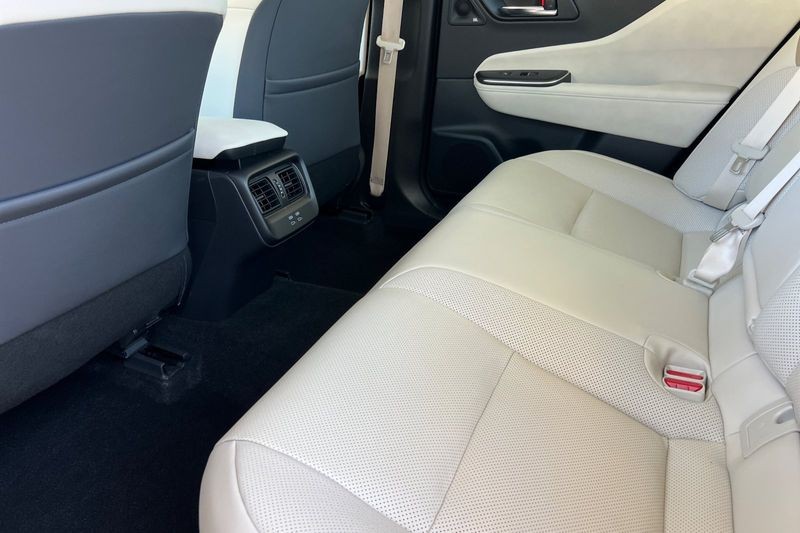 Toyota Crown Vehicle Full-screen Gallery Image 12
