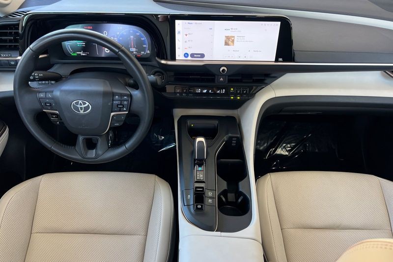Toyota Crown Vehicle Full-screen Gallery Image 13