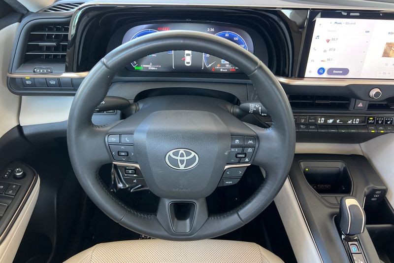 Toyota Crown Vehicle Full-screen Gallery Image 14