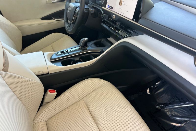 Toyota Crown Vehicle Full-screen Gallery Image 15