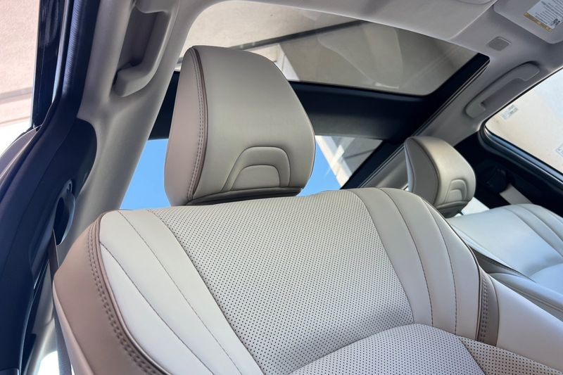 Toyota Crown Vehicle Full-screen Gallery Image 16