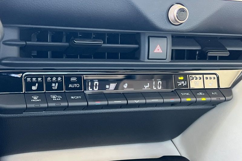 Toyota Crown Vehicle Full-screen Gallery Image 19