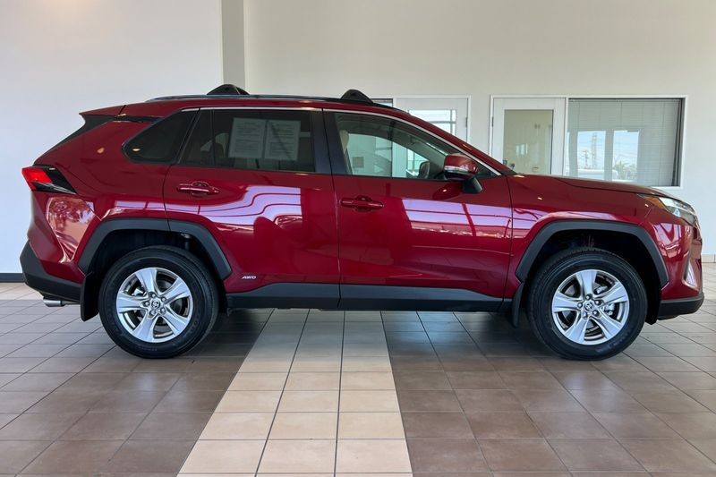 Toyota RAV4 Vehicle Full-screen Gallery Image 03