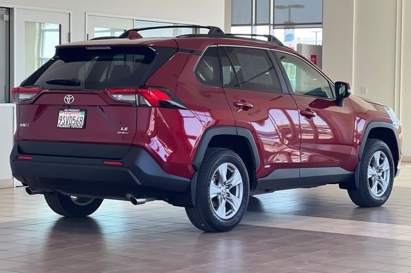 Toyota RAV4 Vehicle Full-screen Gallery Image 04