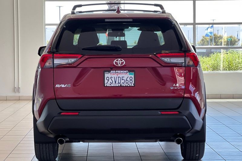 Toyota RAV4 Vehicle Full-screen Gallery Image 05