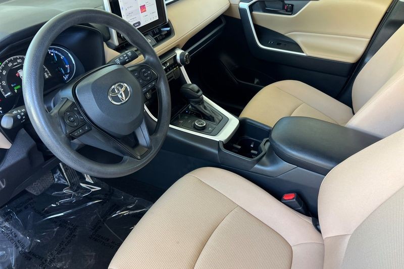 Toyota RAV4 Vehicle Full-screen Gallery Image 10