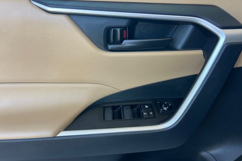 Toyota RAV4 Vehicle Full-screen Gallery Image 11