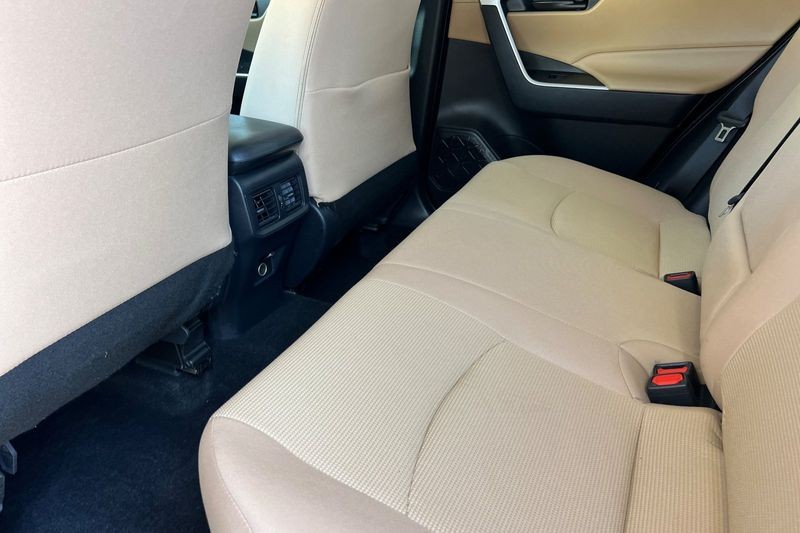 Toyota RAV4 Vehicle Full-screen Gallery Image 12