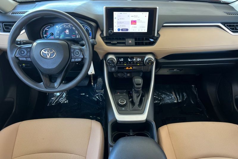 Toyota RAV4 Vehicle Full-screen Gallery Image 13