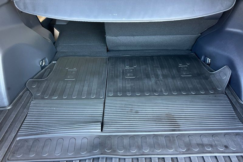 Toyota RAV4 Vehicle Full-screen Gallery Image 15