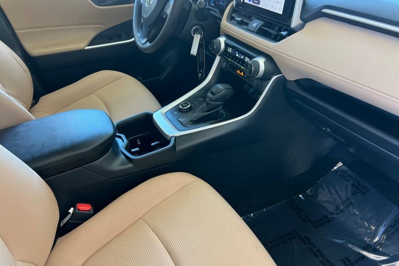 Toyota RAV4 Vehicle Full-screen Gallery Image 16