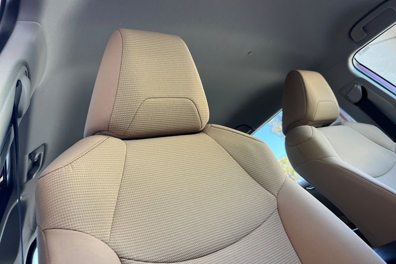 Toyota RAV4 Vehicle Full-screen Gallery Image 17