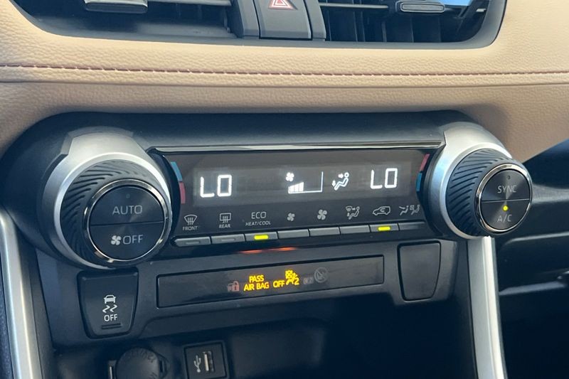 Toyota RAV4 Vehicle Full-screen Gallery Image 20