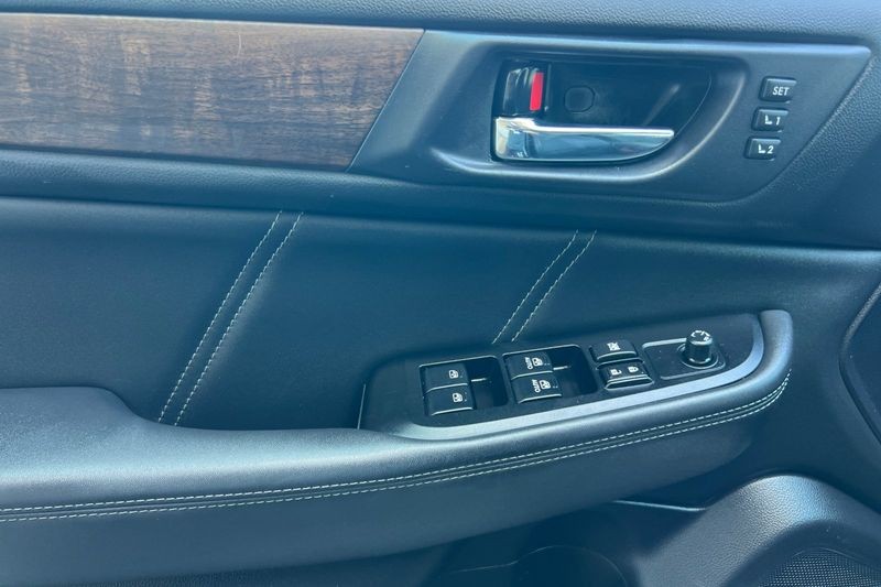 Subaru Outback Vehicle Full-screen Gallery Image 11