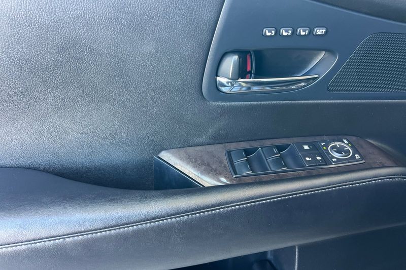 Lexus RX 350 Vehicle Full-screen Gallery Image 11