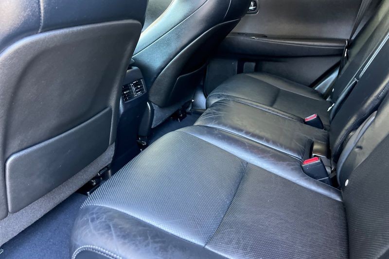 Lexus RX 350 Vehicle Full-screen Gallery Image 12