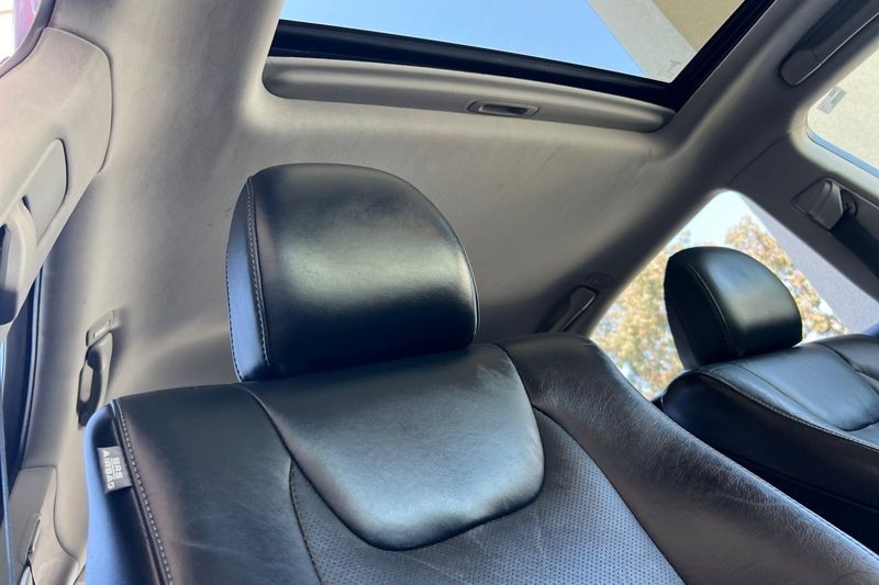 Lexus RX 350 Vehicle Full-screen Gallery Image 17