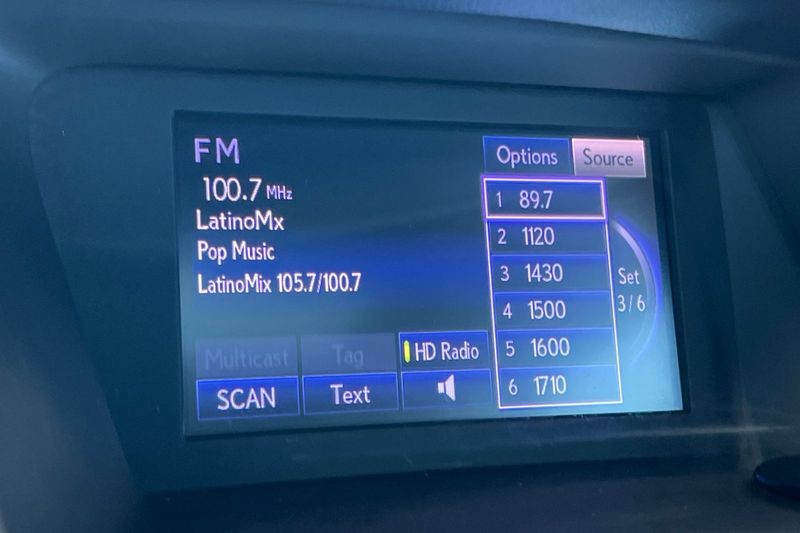 Lexus RX 350 Vehicle Full-screen Gallery Image 18
