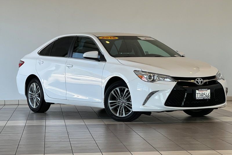 Toyota Camry Vehicle Full-screen Gallery Image 02