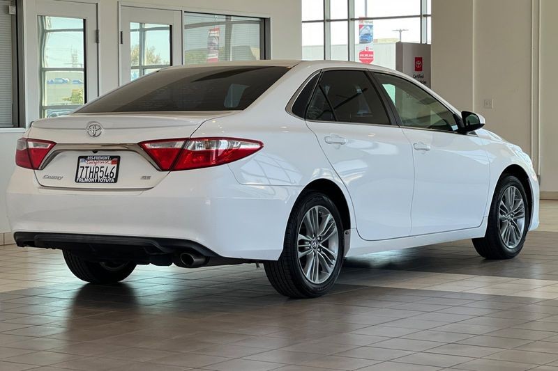 Toyota Camry Vehicle Full-screen Gallery Image 04