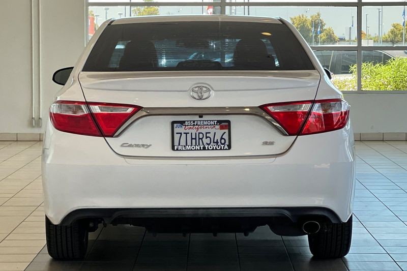 Toyota Camry Vehicle Full-screen Gallery Image 05