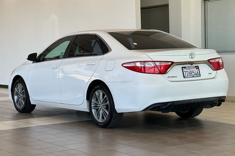 Toyota Camry Vehicle Full-screen Gallery Image 06