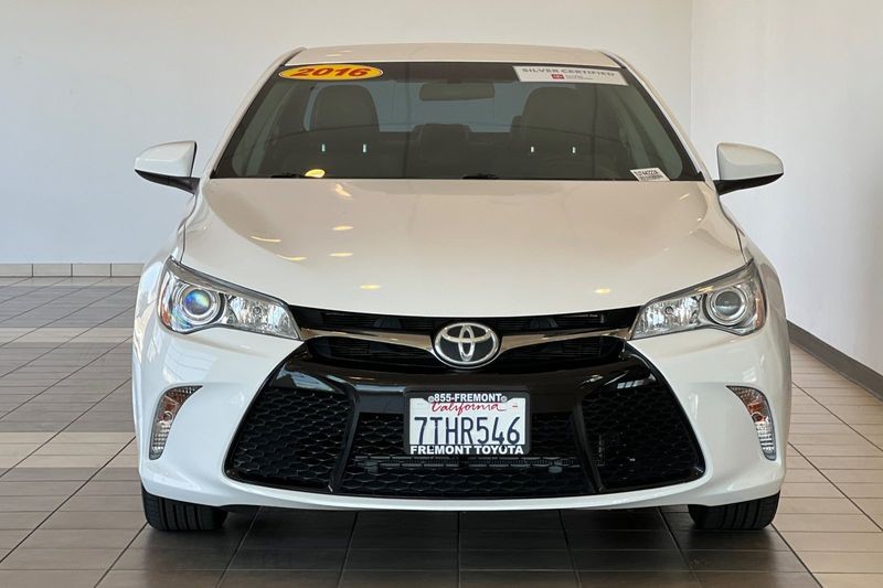 Toyota Camry Vehicle Full-screen Gallery Image 09