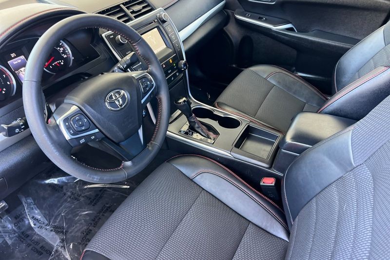 Toyota Camry Vehicle Full-screen Gallery Image 10