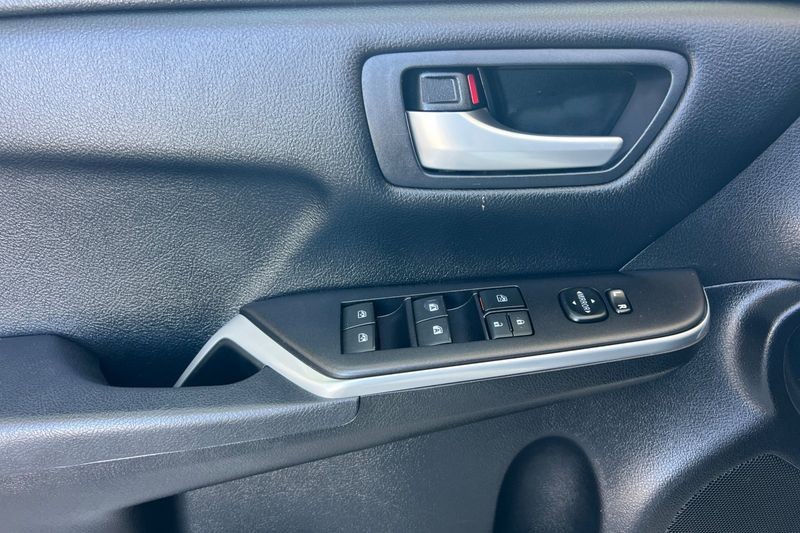 Toyota Camry Vehicle Full-screen Gallery Image 11
