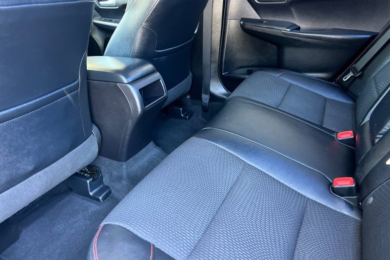 Toyota Camry Vehicle Full-screen Gallery Image 12