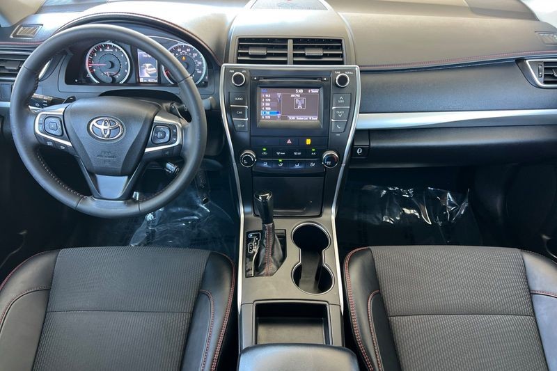 Toyota Camry Vehicle Full-screen Gallery Image 13