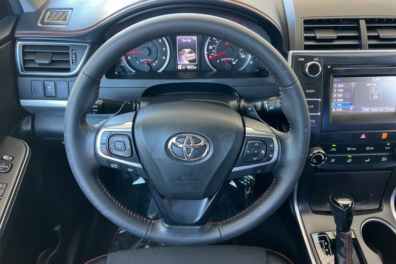 Toyota Camry Vehicle Full-screen Gallery Image 14