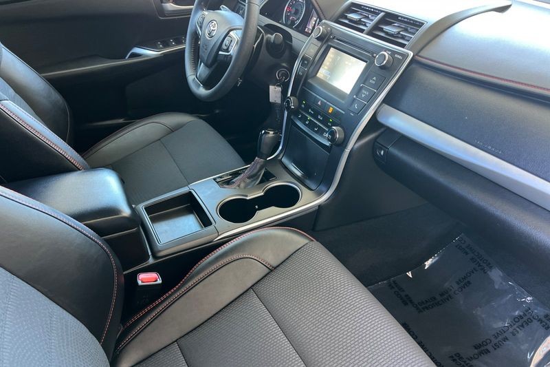 Toyota Camry Vehicle Full-screen Gallery Image 15