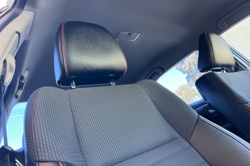 Toyota Camry Vehicle Full-screen Gallery Image 16