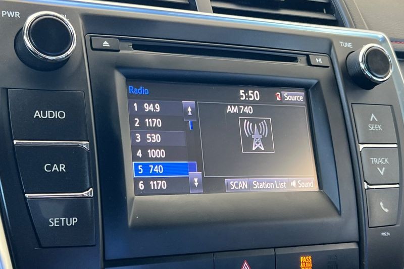 Toyota Camry Vehicle Full-screen Gallery Image 17