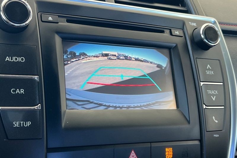 Toyota Camry Vehicle Full-screen Gallery Image 18