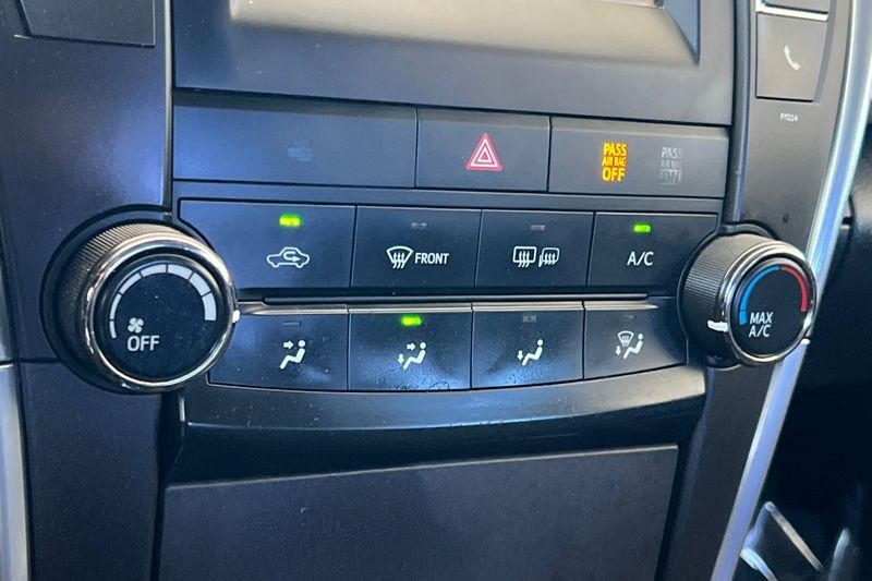 Toyota Camry Vehicle Full-screen Gallery Image 19