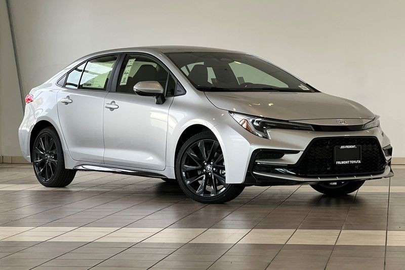 Toyota Corolla Hybrid Vehicle Full-screen Gallery Image 02