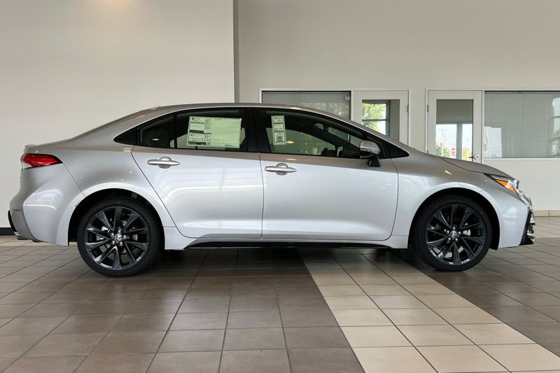 Toyota Corolla Hybrid Vehicle Full-screen Gallery Image 04