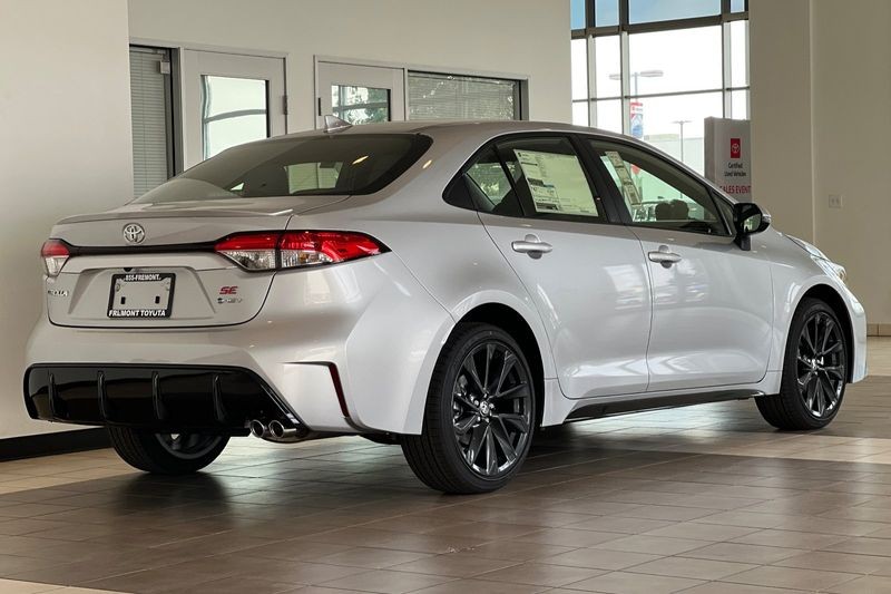 Toyota Corolla Hybrid Vehicle Full-screen Gallery Image 05