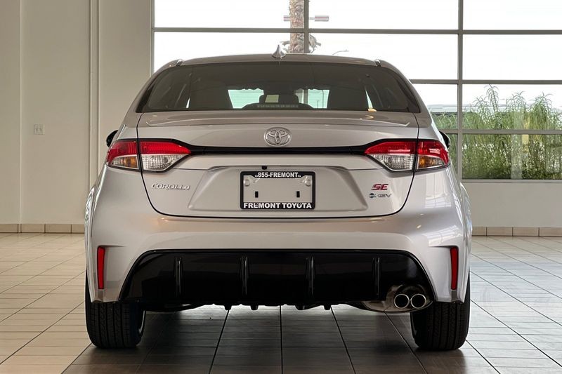 Toyota Corolla Hybrid Vehicle Full-screen Gallery Image 06