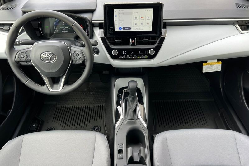 Toyota Corolla Hybrid Vehicle Full-screen Gallery Image 11