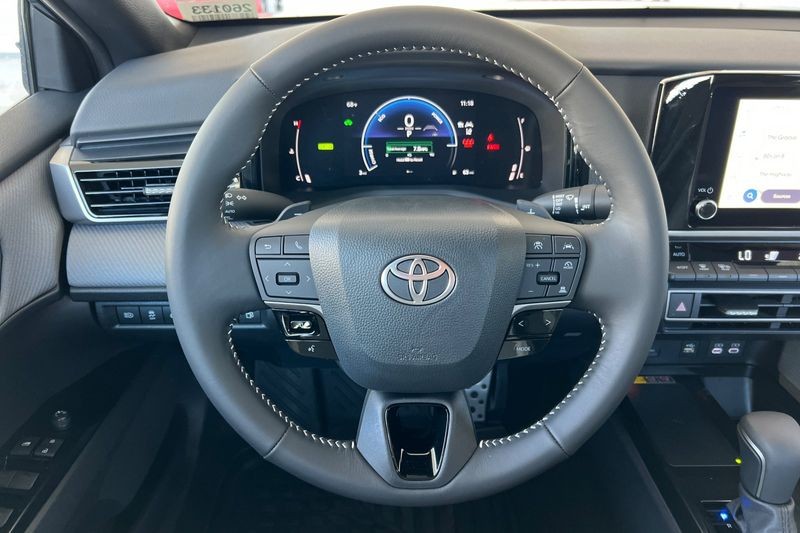 Toyota Camry Vehicle Full-screen Gallery Image 19