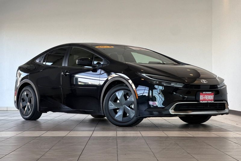 Toyota Prius Prime Vehicle Full-screen Gallery Image 02