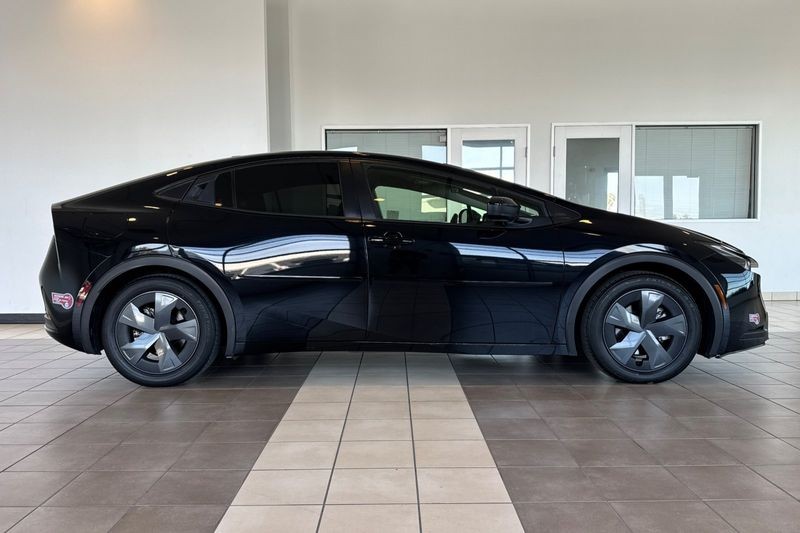 Toyota Prius Prime Vehicle Full-screen Gallery Image 03