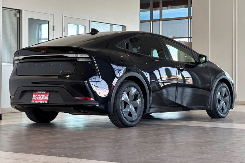 Toyota Prius Prime Vehicle Full-screen Gallery Image 04