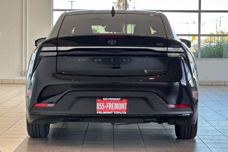 Toyota Prius Prime Vehicle Full-screen Gallery Image 05