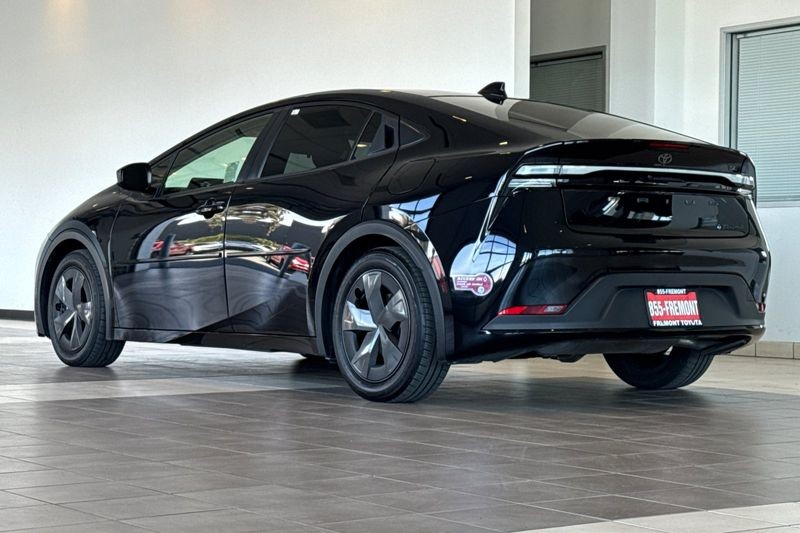 Toyota Prius Prime Vehicle Full-screen Gallery Image 06